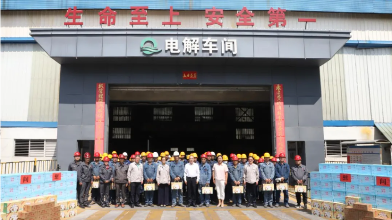 青海省總工會(huì)深入基層一線(xiàn)為員工&ldquo;送清涼&rdquo;